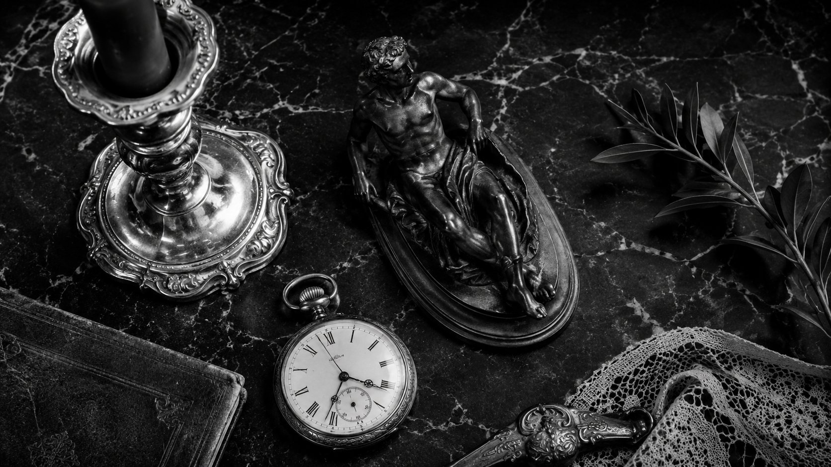 Objets anciens, argenterie et bronze sur marbre noir
